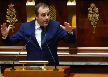 Qeveria franceze kalon me vështirësi sfidën e votës së mosbesimit, kryeministri i sapoemëruar arrin të shpëtojë me pakë vota.