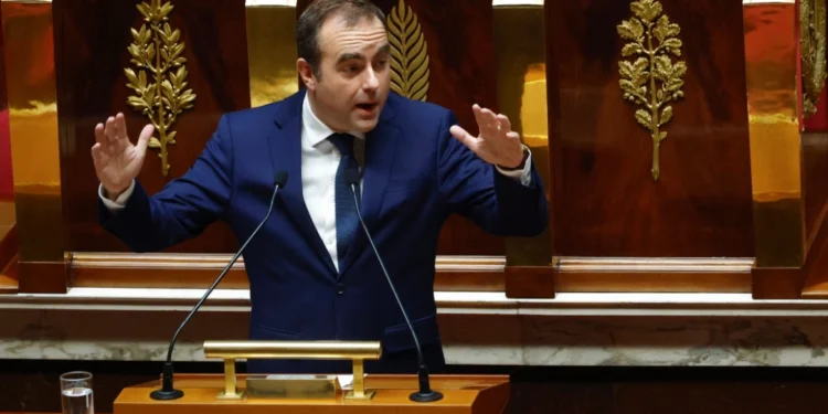 Qeveria franceze kalon me vështirësi sfidën e votës së mosbesimit, kryeministri i sapoemëruar arrin të shpëtojë me pakë vota.