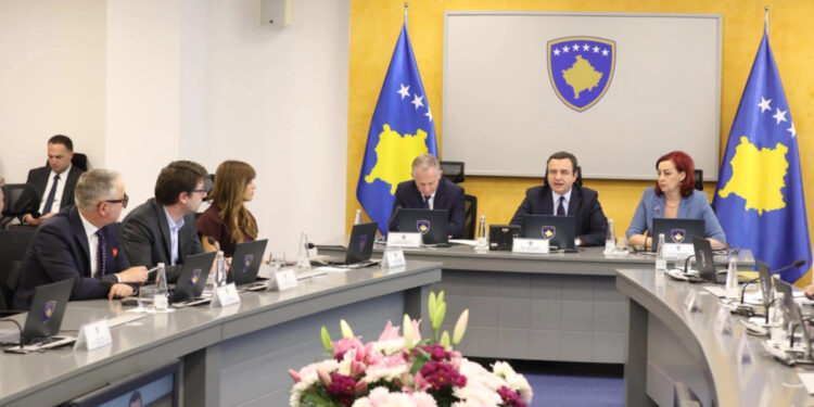 Qeveria në detyrë zhvillon mbledhje dhe miraton dy vendime.