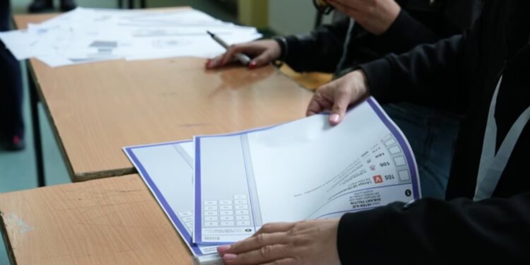 Raundi i dytë i zgjedhjeve lokale në Kosovë: 18 komuna do të përballen në balotazh më 9 nëntor, KQZ miraton listën e votuesve.