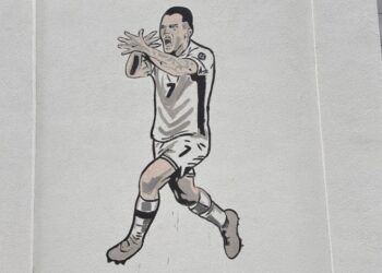 Rey Manaj emocionon zemrat e shqiptarëve me golin e tij historik, në Mitrovicë e nderojnë me një murale.