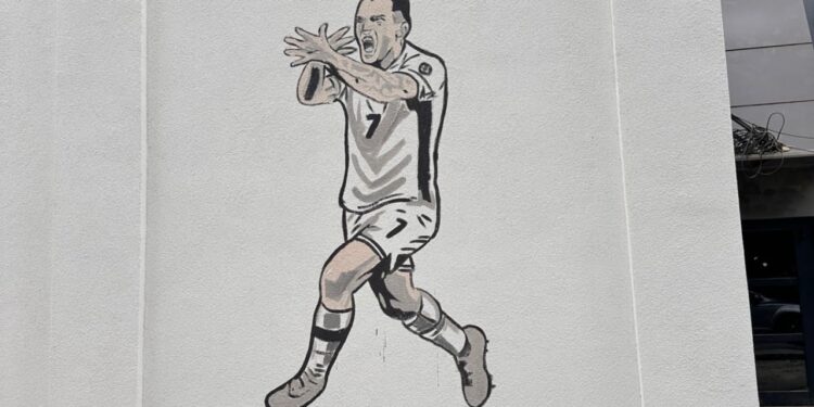 Rey Manaj emocionon zemrat e shqiptarëve me golin e tij historik, në Mitrovicë e nderojnë me një murale.