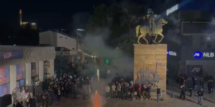 Rezultatet e para të zgjedhjeve në RMV: VLEN në avantazh në Çair të Shkupit dhe Tetovë, fillon festimi i koalicionit shqiptar në Qeveri