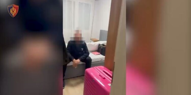 Riu në Tiranë shfrytëzonte katër gra kolumbiane për prostitucion, zbulohet apartamenti i tij.