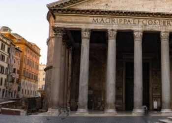 Romë/ Një turist bie nga muri i Pantheonit dhe humb jetën.