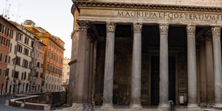 Romë/ Një turist bie nga muri i Pantheonit dhe humb jetën.