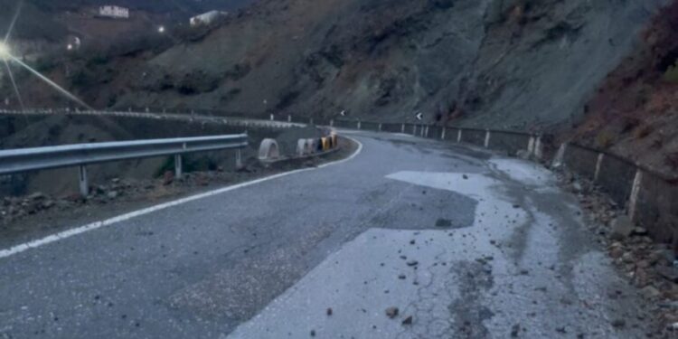 Rrëshqitje dherash dhe shqetësime për energjinë, qarku i Kukësit preket nga kushte të këqija të motit