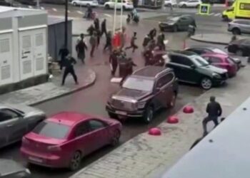 Rrugët e Moskës bëhen fushëbetejë, “turma emigrantësh” me lopata dhe shufra hekuri përndjekin qytetarët.