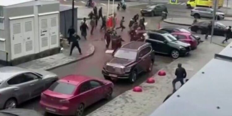 Rrugët e Moskës bëhen fushëbetejë, “turma emigrantësh” me lopata dhe shufra hekuri përndjekin qytetarët.