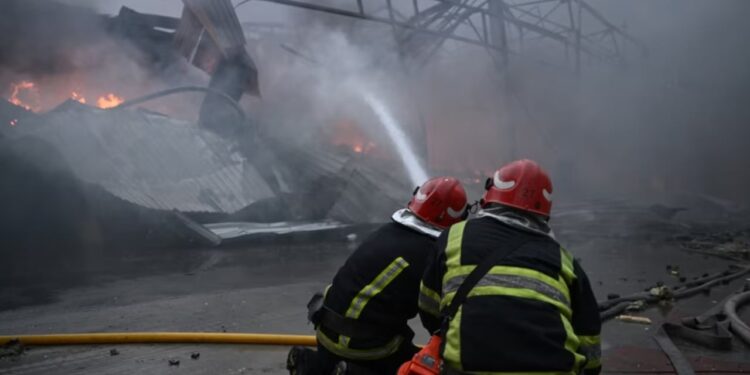 Rusia vazhdon sulmet ndaj Ukrainës, një viktimë dhe dhjetë të plagosur në Kiev