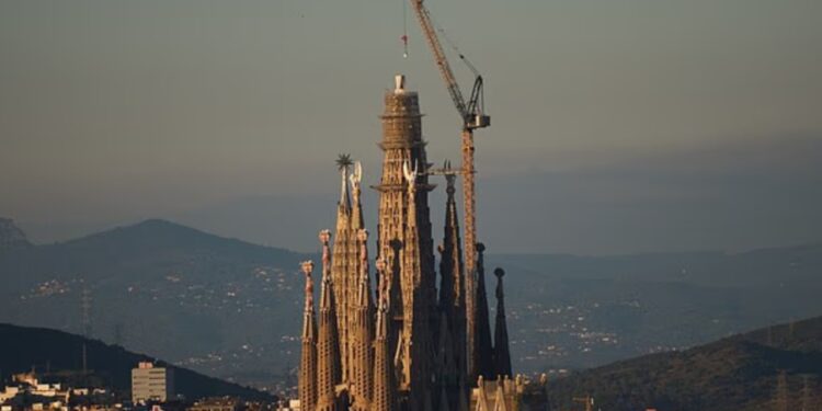 Sagrada Familia shpallet kisha më e lartë në botë, duke e kaluar Ulmer Münsterin në Gjermani.