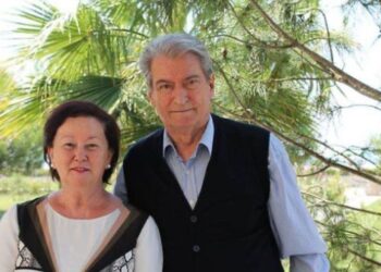 Sali Berisha kremton sot 81-vjetorin e lindjes, ndan një foto me bashkëshorten: Vjeshta, stina që simbolizon jetën time.