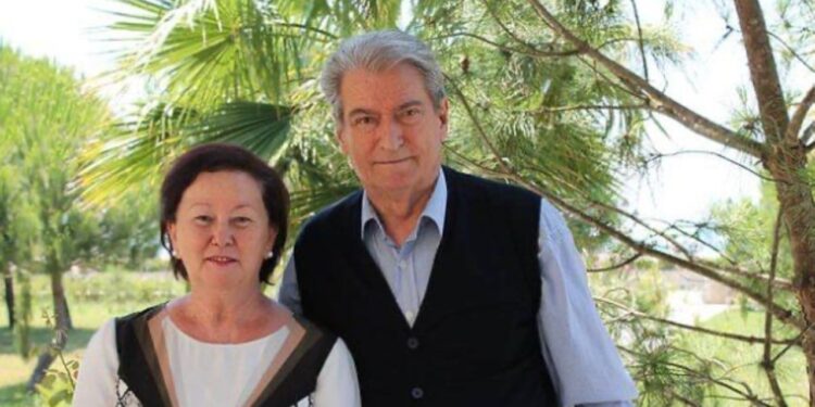 Sali Berisha kremton sot 81-vjetorin e lindjes, ndan një foto me bashkëshorten: Vjeshta, stina që simbolizon jetën time.