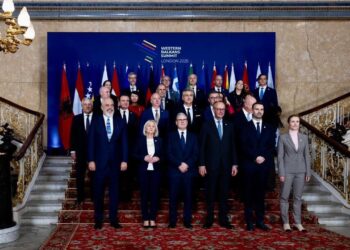 Samiti i Procesit të Berlinit: Kryeministri Rama ndan fotografitë, Shqipëria kontribuon në diskutimet për bashkëpunimin në rajon.