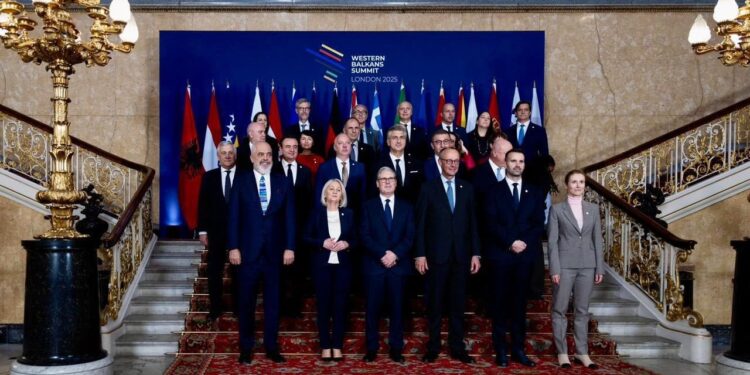 Samiti i Procesit të Berlinit: Kryeministri Rama ndan fotografitë, Shqipëria kontribuon në diskutimet për bashkëpunimin në rajon.