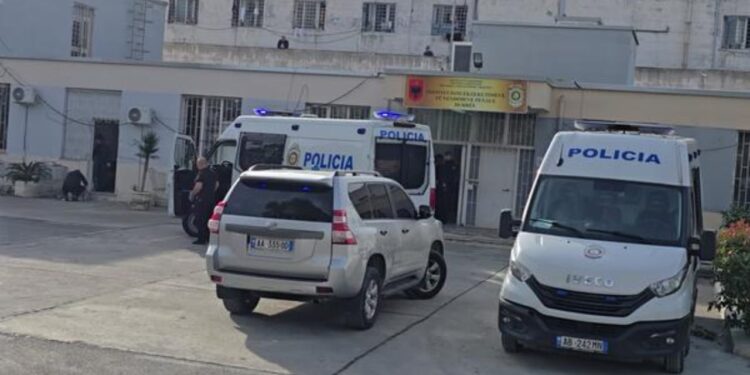 Seanca në Kushtetuese/ Veliaj lirohet nga paraburgimi në Durrës dhe udhëton drejt Tiranës, rritet prezenca e policisë rreth gjykatës (Video)