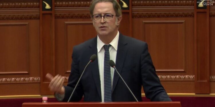 Seanca u mbyll pas reagimeve emocionale të opozitës" / Alizoti kërkon një debat mbi programin e qeverisë: "Nuk pashë asgjë për Kosovën.