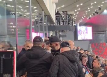 Serbët 'Xhindosen' pas humbjes në shtëpi, shpërthen konflikti pas ndeshjes