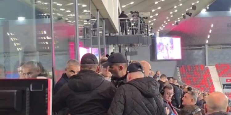 Serbët 'Xhindosen' pas humbjes në shtëpi, shpërthen konflikti pas ndeshjes