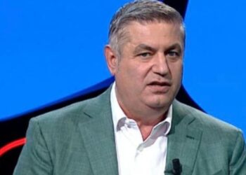 Serbët mbajnë Shakohoxhën të bllokuar për 3 orë në aeroport, gazetarët reagojnë: Më kishin vendosur në listën e zezë...