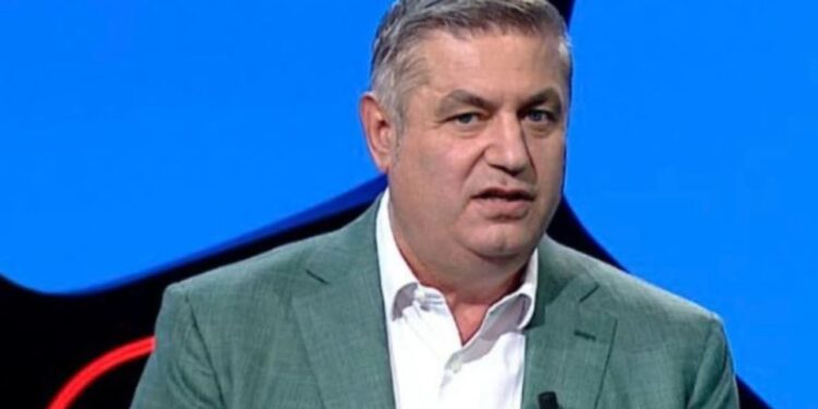 Serbët mbajnë Shakohoxhën të bllokuar për 3 orë në aeroport, gazetarët reagojnë: Më kishin vendosur në listën e zezë...