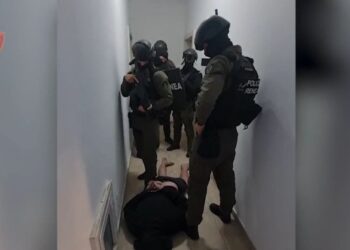 Shijaku: Arrestohet i shumëkërkuari, RENEA nën kontrollon apartamentin ku fshihej, sekuestron municion të rëndë