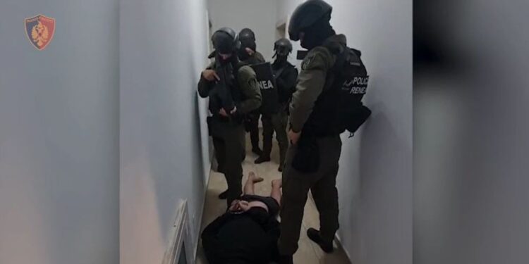 Shijaku: Arrestohet i shumëkërkuari, RENEA nën kontrollon apartamentin ku fshihej, sekuestron municion të rëndë