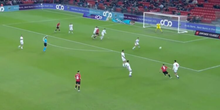 Shqipëri-Jordani në drejtpërsëdrejti: Kuqezinjtë japin sinjalet e para, Asani provokon golin me një goditje nga larg.