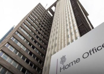 Shqiptar 26 Vite në Betejë Ligjore për Pasaportën Britanike, Zbulohet Vendimi i Gjykatës
Një emigrant shqiptar, i akuzuar për mashtrim ndaj Ministrisë së Brendshme britanike lidhur me identitetin e tij, ka siguruar të drejtën për të qëndruar në Mbretërinë e Bashkuar pas një procesi ligjor që zgjati 26 vjet.