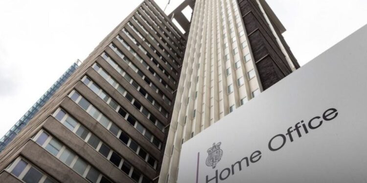 Shqiptar 26 Vite në Betejë Ligjore për Pasaportën Britanike, Zbulohet Vendimi i Gjykatës
Një emigrant shqiptar, i akuzuar për mashtrim ndaj Ministrisë së Brendshme britanike lidhur me identitetin e tij, ka siguruar të drejtën për të qëndruar në Mbretërinë e Bashkuar pas një procesi ligjor që zgjati 26 vjet.