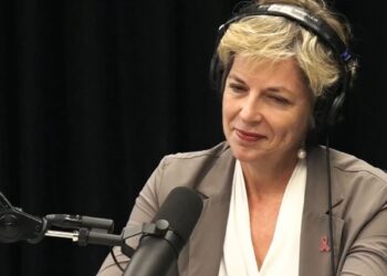 "Si fjalimet e mia, një karrierë e gjatë" / Rama fton ministren e re të shëndetësisë në Podkast, duke shprehur me humor: Duhet të ushtrosh gjuhën shqipe.