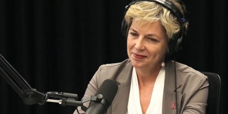 "Si fjalimet e mia, një karrierë e gjatë" / Rama fton ministren e re të shëndetësisë në Podkast, duke shprehur me humor: Duhet të ushtrosh gjuhën shqipe.