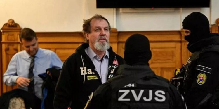 Sllovaki: 21 vite burg për personin që plagosi kryeministrin Robert Fico; në gjyq thotë: "Nuk doja ta vrisja."