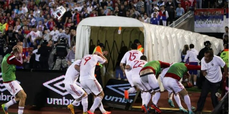 Snajperë, specialistë të dronëve dhe numër i kufizuar biletash: Gazeta zvicerane thekson se ndeshja Serbi-Shqipëri është shumë më tepër sesa thjesht një përballje futbolli.