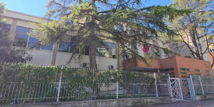 Sulmi i parë ndaj gjyqtarëve: Në 2007, Irena Maneku Gjoka u qëllua, gjykata kishte dobësi në standardet e sigurisë.