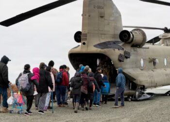 Tajfuni Halong goditi fshatrat në Alaskë, 2 mijë banorë të evakuuar nuk do të mund të kthehen në shtëpitë e tyre për 18 muajt e ardhshëm.