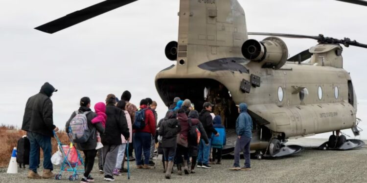 Tajfuni Halong goditi fshatrat në Alaskë, 2 mijë banorë të evakuuar nuk do të mund të kthehen në shtëpitë e tyre për 18 muajt e ardhshëm.