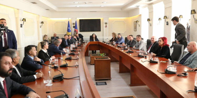 Takimi i presidentes me liderët politikë