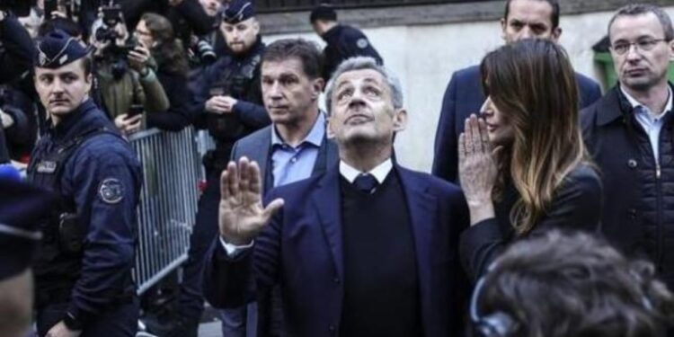 Të burgosurit e mirëpritën me thirrje ekskluzive Sarkozyn, ish-presidentin francez: Nuk po arrestohet një politikan, por një…