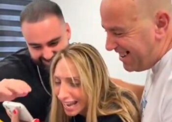 “Të dua, je në rrugë për t’u kthyer në shtëpi”: Bisedat e para të pengjeve me familjarët e tyre pas 738 ditësh nën kontrollin e Hamasit.