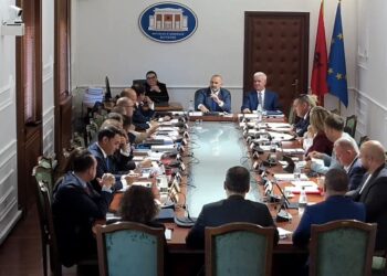 “Te varri i burrit të dheut, ku është kryeministri ta puth”, ironia dhe batutat në “Ligjet”, Manja reagon ndaj Korreshit: Edhe po të vijë, ti nuk e arrin dot.