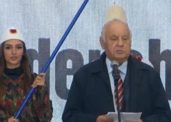 Tirana kuqezi mbështet UÇK-në, ish-presidenti Moisiu: Jemi këtu për të mbrojtur dinjitetin tonë kombëtar.