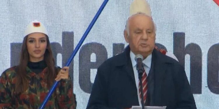 Tirana kuqezi mbështet UÇK-në, ish-presidenti Moisiu: Jemi këtu për të mbrojtur dinjitetin tonë kombëtar.