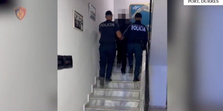 Trafikimi i emigrantëve drejt Italisë, ndalohen shoferi dhe dy refugjatë të kërkuar në nivel ndërkombëtar.