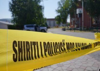 Tragedi në Prizren: Një burrë sulmon gruan dhe vajzën me thikë, të dyja në gjendje të rëndë shëndetësore.