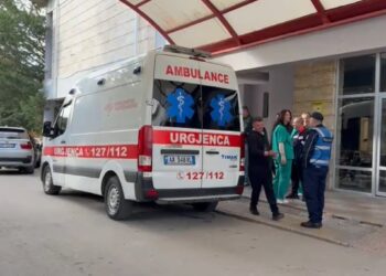 Tragjedia në Maliq: 6-vjeçarja niset për në Tiranë, gjendja e saj është kritike.
