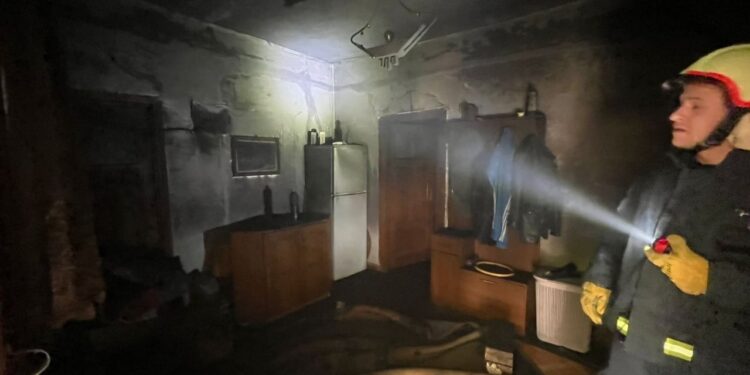 Tragjedinë e zjarrit në Maliq e godet edhe një herë: Pas vdekjes së nënës dhe vëllait, ndërron jetë edhe vajza 6-vjeçare në QSUT.