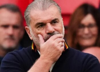 Trajneri u largua pas një incidenti në dhomën e zhveshjes, zbulohet kulisa e shkarkimit të befasishëm në tunelin e stadiumit.