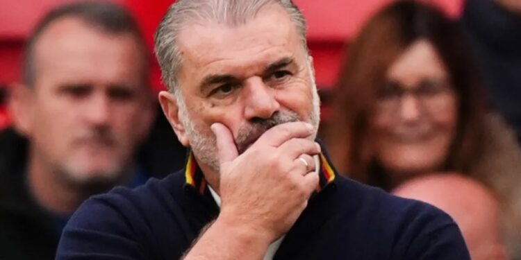 Trajneri u largua pas një incidenti në dhomën e zhveshjes, zbulohet kulisa e shkarkimit të befasishëm në tunelin e stadiumit.