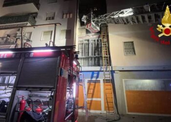 Tre humbje jetë nga zjarri në një apartament në Milano, 17 familje evakuohen.